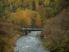 Route des Grandes Alpes - Petit pont en bois enjambant un cours d'eau et arbres aux couleurs de l'automne