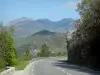 Route Napoléon - Inhalen van de Route Napoléon met uitzicht op de omliggende heuvels in de Verdon Regionaal Natuurpark