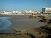 Royan - Conche de Pontaillac, rochas, praia de areia, edifícios e casas da estância balnear