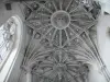 Rua - Interior da capela do Espírito Santo de estilo gótico extravagante: pilares pendentes esculpidas
