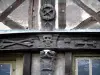 Ruão - Aître Saint-Maclou: vigas esculpidas com detalhes (ornamentos) macabro e em enxaimel