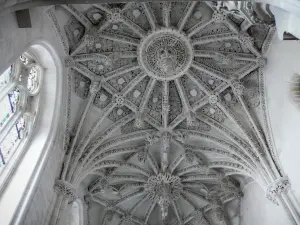 Rue - Intérieur de la chapelle du Saint-Esprit de style gothique flamboyant : clefs de voûte pendantes sculptées