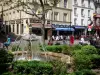 Rue Mouffetard - Fonte da Place de la Contrescarpe e fachadas da Rue Mouffetard