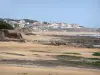 Les Sables d'Olonne - Areia, pedras, praia e casas da estância balnear