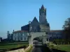Sablonceaux修道院 - 胡同通往修道院教堂和修道院的建筑物，位于Saintonge