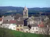 Saint-Agrève - Blick auf den Kirchturm der Kirche und die Häuser des Weilers Saint-Agrève vom Berg Chiniac aus