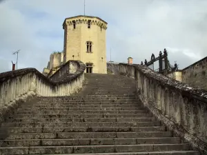 Saint-Aignan-sur-Cher - Escalera que conduce al castillo, en el Valle del Cher