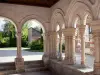 Saint-Amand-sur-Fion - Arcadas e colunas da galeria de alpendre da igreja de Saint-Amand