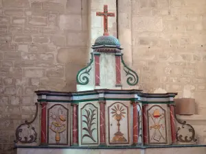 Saint-Amant-de-Boixe abbey - Inside of the abbey church: altar