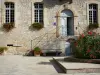 Saint-Antonin-Noble-Val - Ancien couvent des Génovéfains, abritant la mairie et l'office de tourisme, avec décoration florale (fleurs)