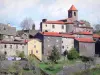 Saint-Arcons-d'Allier - Klokkentoren van de kerk Saint-Loup die de huizen van het dorp domineert