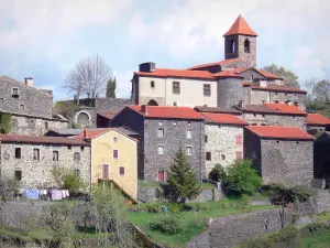 Saint-Arcons-d'Allier - Glockenturm der Kirche Saint-Loup, der die Häuser des Dorfes beherrscht