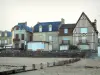 Saint-Aubin-sur-Mer - Côte de Nacre : villas (maisons) et plage de sable de la station balnéaire