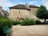 Saint-Benoît-du-Sault - Quadrata con una panchina e un albero, e le case della città medievale (villaggio)