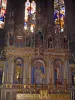 Saint-Bertrand-de-Comminges - Interieur van St. Mary's Cathedral: altaar en glas in lood