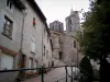 Saint-Bonnet-ле-Шато - Церковные шпили, пологая асфальтированная улица, деревья, кустарники, цветы и дома старого города