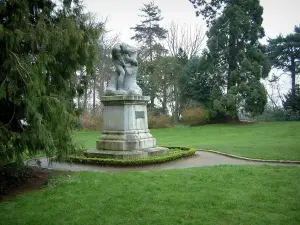 Saint Brieuc - Parque adornado com uma estátua e árvores