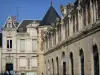 Saint-Calais - Gevels van het graan markt en het gemeentehuis (mairie)