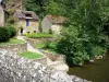 Saint-Céneri-le-Gérei - Casas de pedra e árvores nas margens do rio Sarthe