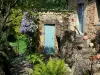 Saint-Céneri-le-Gérei - Casa de pedra e sua pequena escadaria decorada com vasos de flores