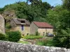 Saint-Céneri-le-Gérei - Casas de pedra e árvores perto da ponte