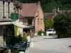 Saint-Céneri-le-Gérei - Café terraço, rua e casas de aldeia