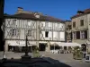 Saint-Céré - Place du Mercadial avec ses maisons, sa terrasse de café et sa fontaine, en Quercy