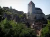 Saint-Cirq-Lapopie - Kerk, dorpshuizen, bomen, ruïnes (blijft) van het kasteel en rock Lapopie, in de Lot vallei in Quercy