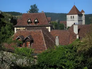 Saint-Cirq-Lapopie - Torre sineira da igreja e telhados das casas da aldeia, no vale do Lot, em Quercy