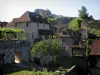 Saint-Cirq-Lapopie - Stenen huisjes in het dorp en rock Lapopie, in de Lot vallei in Quercy