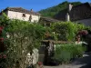 Saint-Cirq-Lapopie - Vegetatie en huizen in het dorp in de Lot vallei in Quercy