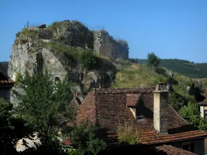 Saint-Cirq-Lapopie - Rocha de Lapopie e telhados das casas da aldeia, no vale do Lot, em Quercy