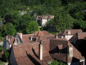 Saint-Cirq-Lapopie - Telhados de casas de aldeia e árvores, no vale do Lot, em Quercy