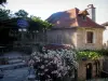 Saint-Cirq-Lapopie - Roses, terras van het restaurant en in de zomer huis in de vallei van de Lot in de Quercy