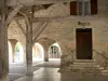 Saint-Clar - Façade de la mairie et piliers de bois de la halle