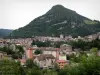 Saint-Claude - Häuser und Wohnhäuser der Stadt, Bäume, Berg; im Regionalen Naturpark des Haut-Jura