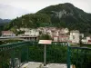 Saint-Claude - Aussichtspunkt mit Blick auf die grosse Brücke, die Häuser und Wohngebäude der Stadt; im Regionalen Naturpark des Haut-Jura