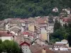 Saint-Claude - Maisons et immeubles de la ville, arbres ; dans le Parc Naturel Régional du Haut-Jura