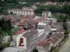 Saint-Claude - Rivière, maisons et immeubles de la ville ; dans le Parc Naturel Régional du Haut-Jura