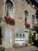 Saint-Come-d'Olt - Memorial dos três irmãos de Curières de Castelnau e fachada floral da Câmara Municipal de Saint-Côme-d'Olt