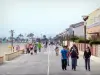 Saint-Cyprien - Front de mer de la station balnéaire : balade sur la promenade longeant la plage