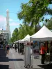 Saint-Denis - Rua comercial do Marechal Leclerc com vista para o minarete da mesquita Noor-e-Islam