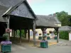 Saint-Denis-d'Anjou - Vieilles halles décorées de fleurs