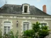 Saint-Denis-d'Anjou - Façade d'hôtel ornée de l'inscription Loge à pied et à cheval