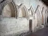 Saint-Émilion - Enfeus du cloître de l'église collégiale
