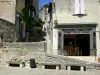 Saint Emilion - Beco inclinado e fachadas das casas da cidade medieval