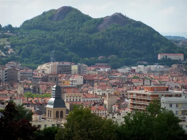 Saint-Étienne - Campanile di Notre Dame in primo piano, gli edifici e le case del centro storico ben Couriot sito (Mining Museum) con la sua cornice e le due scorie (colline di scorie) in background