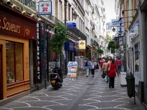 Saint-Étienne - Rue St. Jean con le sue case e negozi