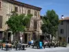 Saint-Félix-Lauragais - Kaffeeterrasse, Bäume und Häuser der Bastide, im Pays de Cocagne