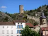 Saint-Floret - Clocher de l'église Saint-Flour, maisons du village et donjon du château dominant l'ensemble